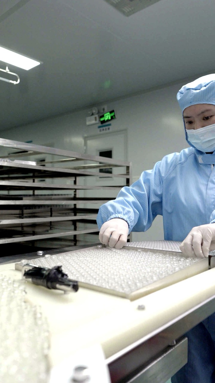 Operator loading a vial tray at the filling line
